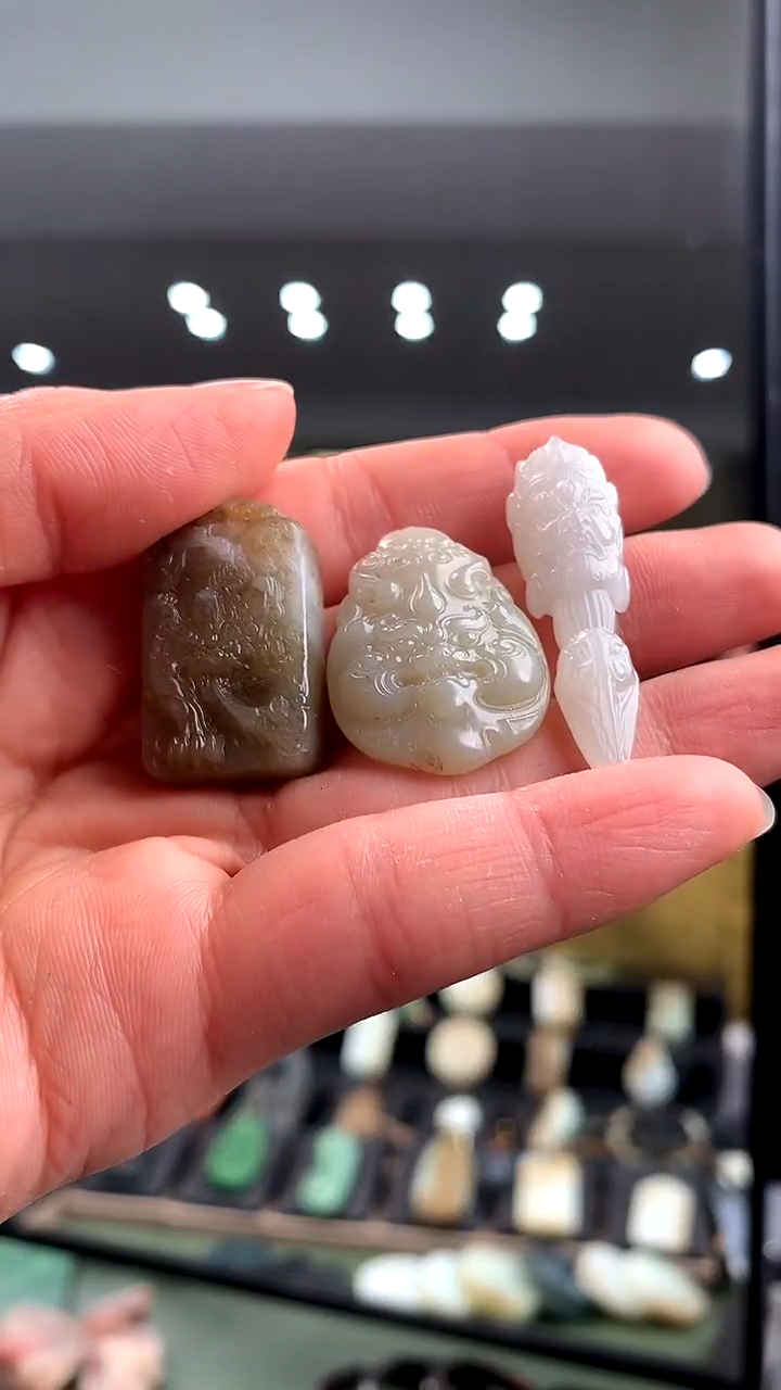 颈饰未镶嵌和田玉挂件3件