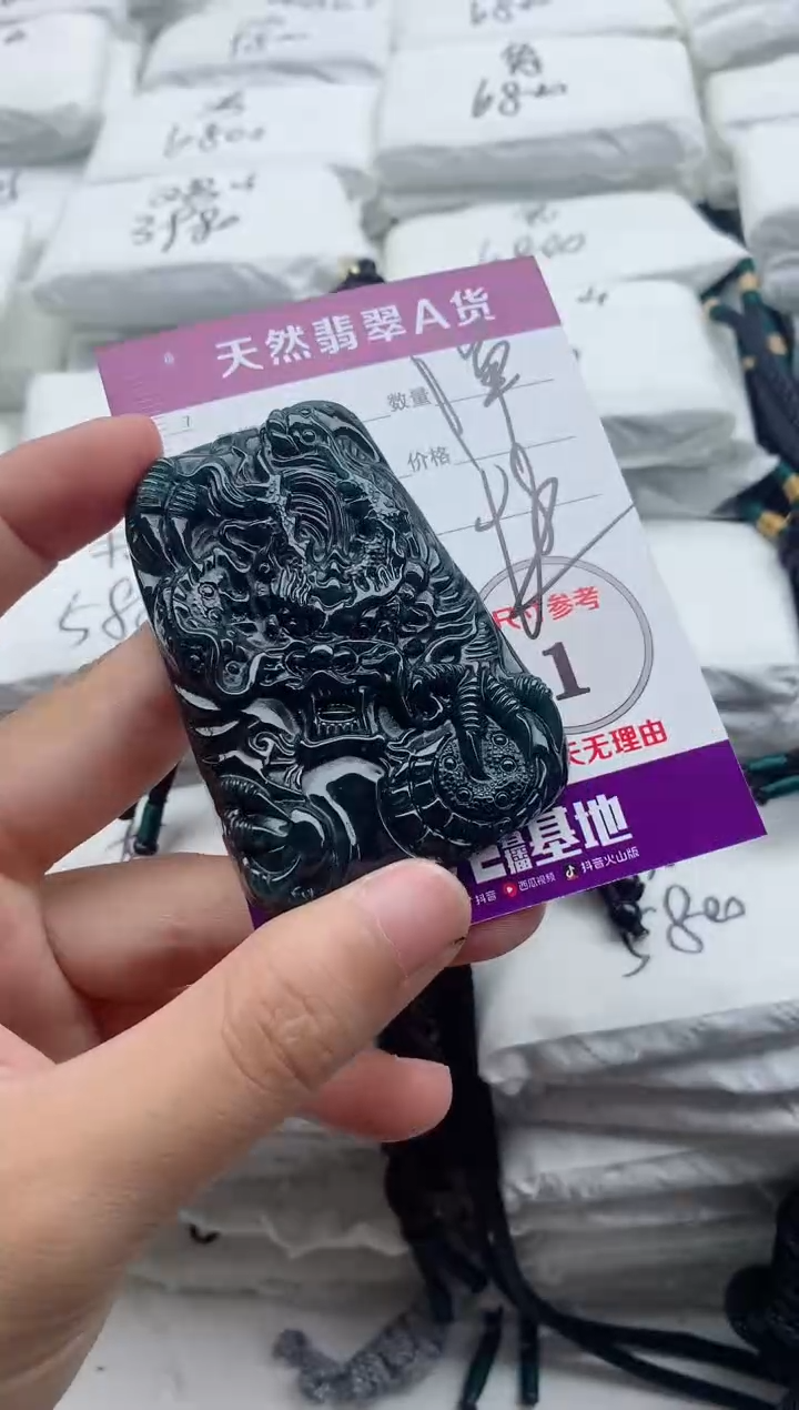 翡翠未镶嵌颈饰········