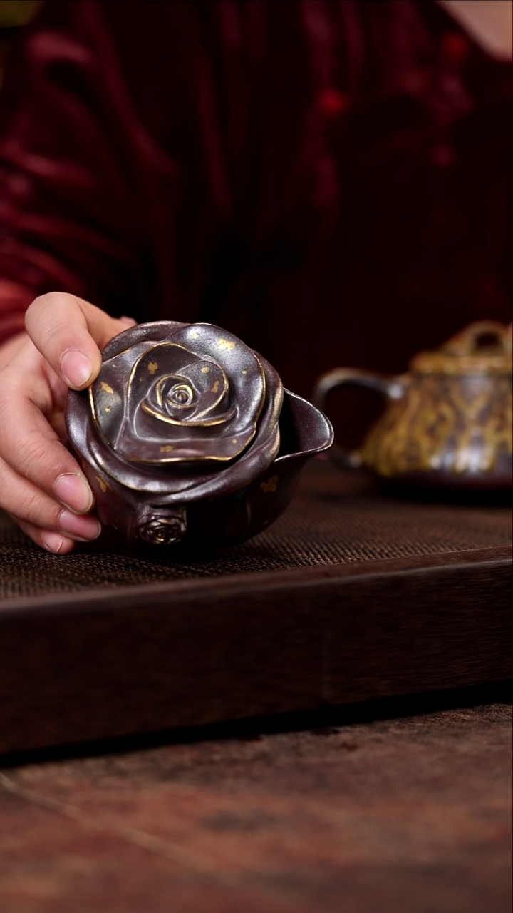 宜兴紫砂小叶紫檀木柴烧花瓣手抓