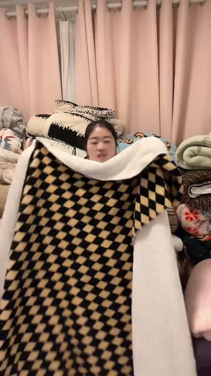 聚酯纤维1.6-2三角-咖黑菱形格-盖毯-瑕疵款