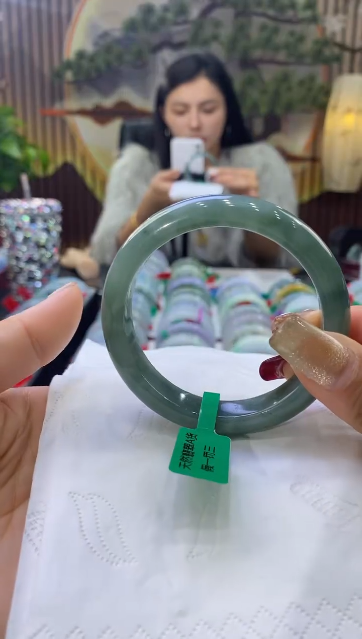 【闪购商品】翡翠手镯未镶嵌多人06512