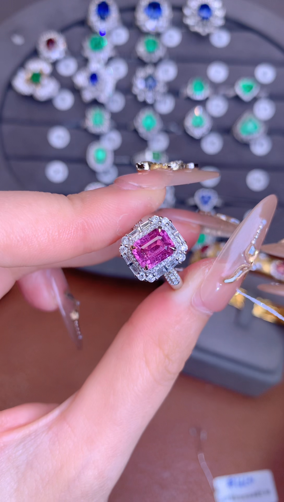 【闪购商品】彩色蓝宝石戒指18K金镶嵌2.05CT