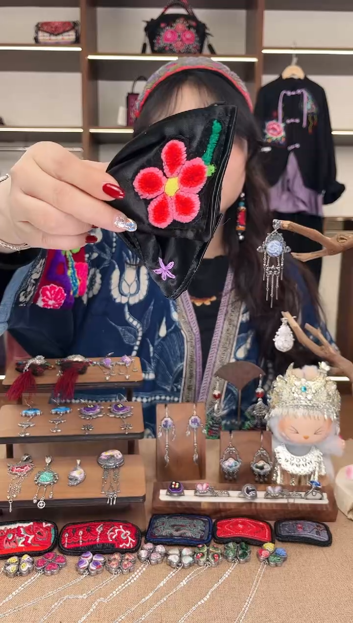 织绣A49黔东南苗族刺绣 抓夹