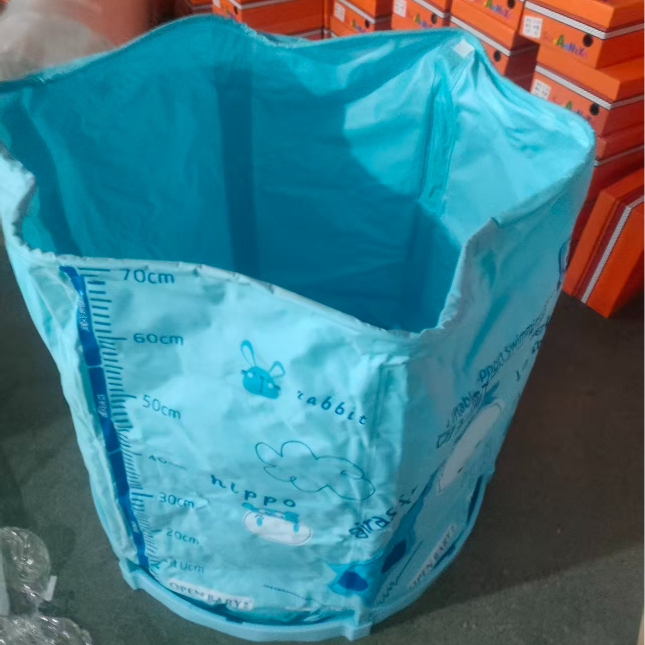 蓝色泳池可升讲盒破损需充气