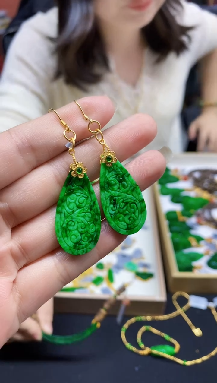 颈饰未镶嵌翡翠耳饰