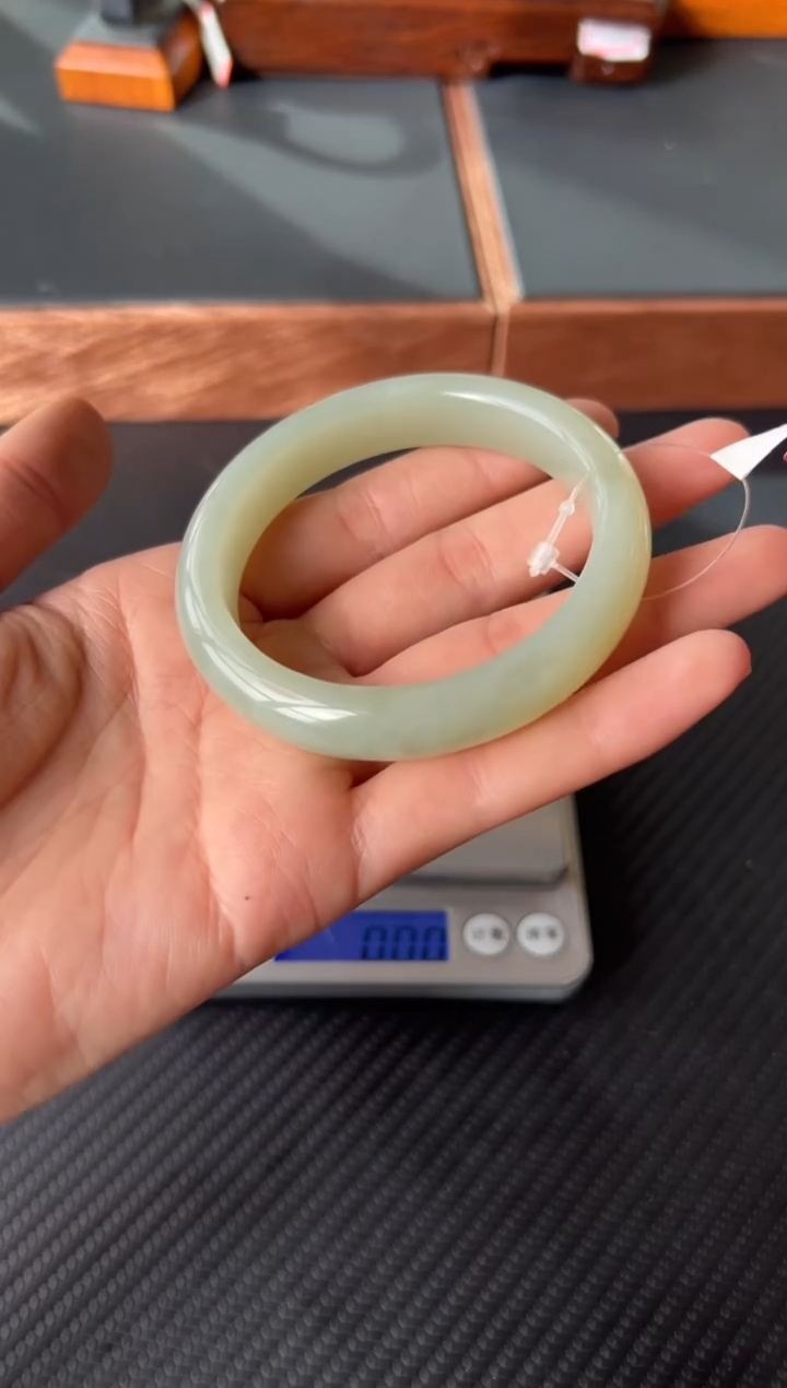 【闪购商品】和田玉手镯未镶嵌且末微色差近矿56L