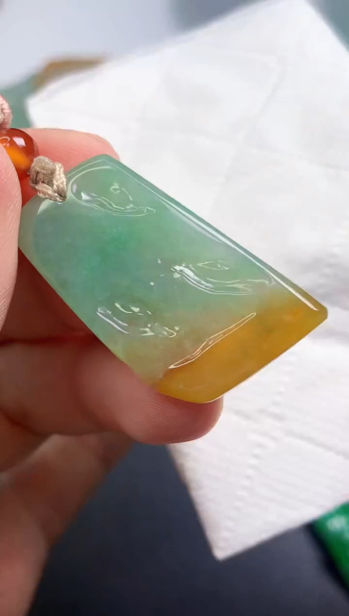 颈饰未镶嵌翡翠  