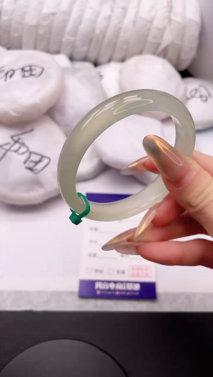 【闪购商品】石英质玉手镯未镶嵌8K375-56