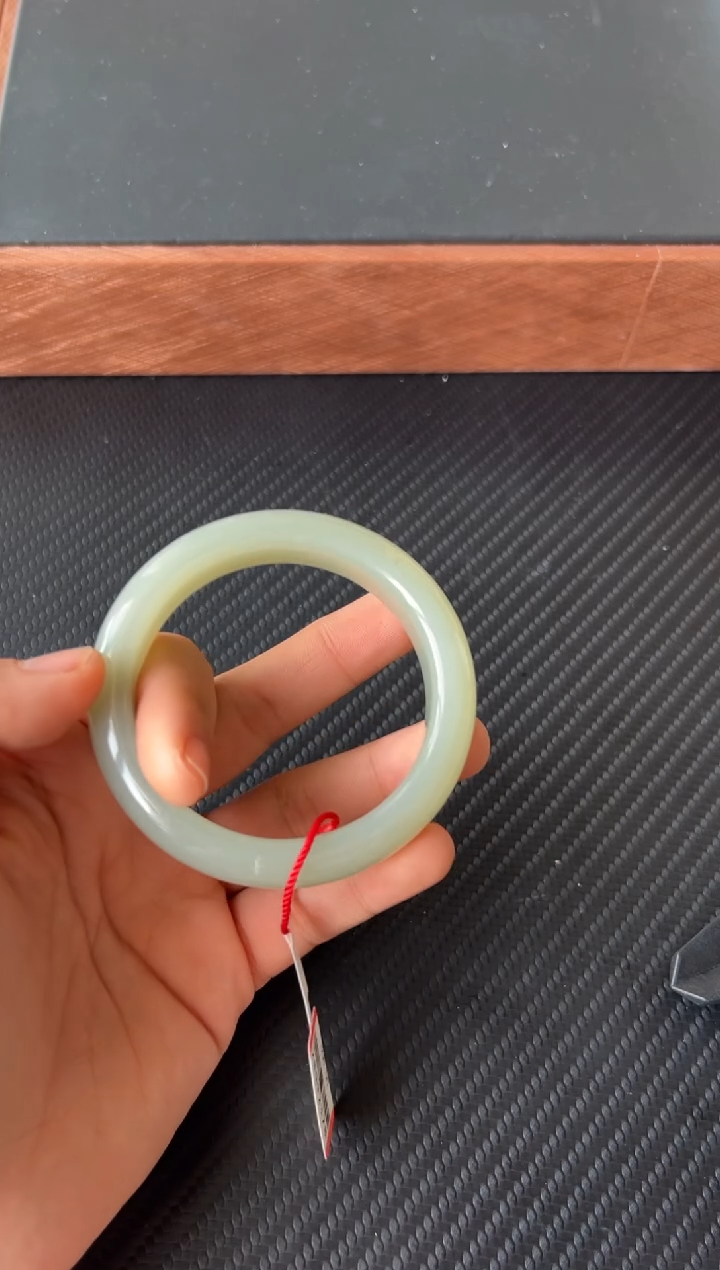 【闪购商品】和田玉手镯未镶嵌且末微色差54+ L