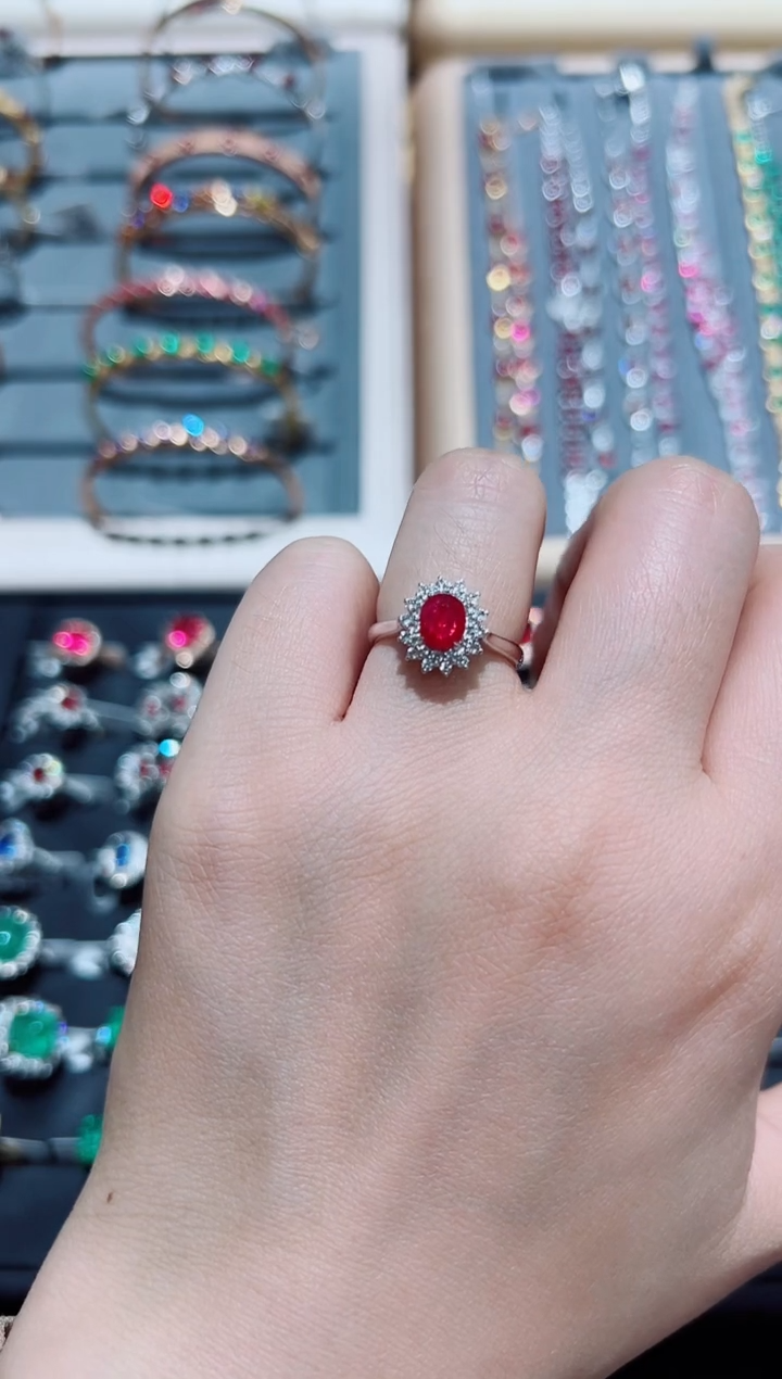 戒指18K金镶嵌红宝石·