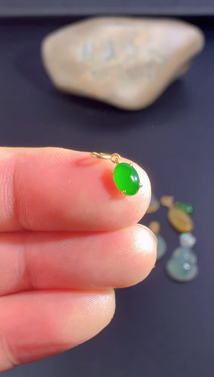 颈饰18K金镶嵌翡翠   