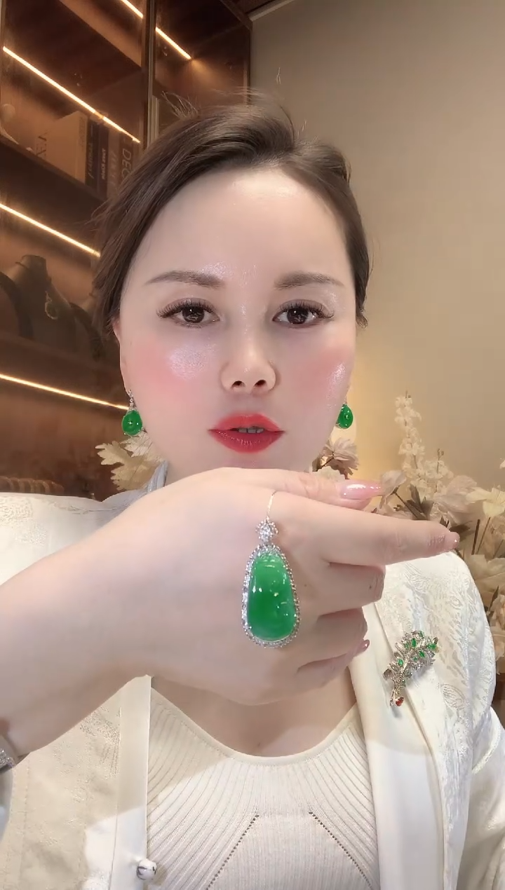 【闪购商品】翡翠吊坠(不含链)18K金镶嵌D34 