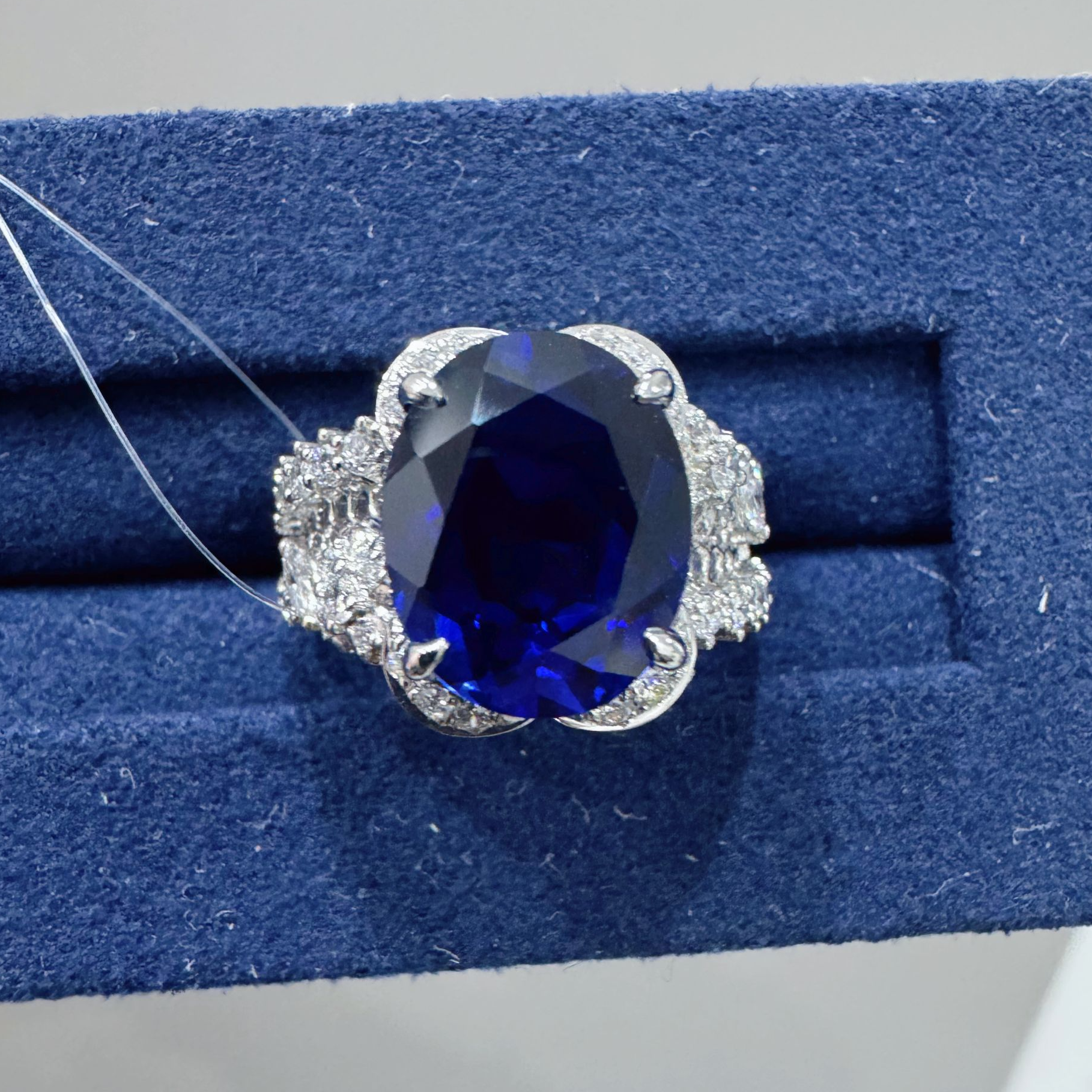 培育蓝宝石铂金培育蓝宝石戒指【主石：D6.455ct】