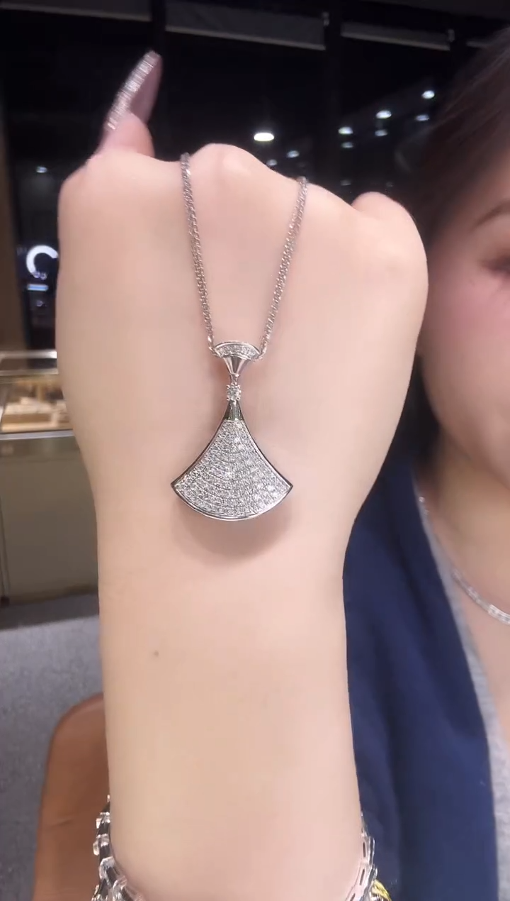 【闪购商品】钻石项链18K金镶嵌白裙