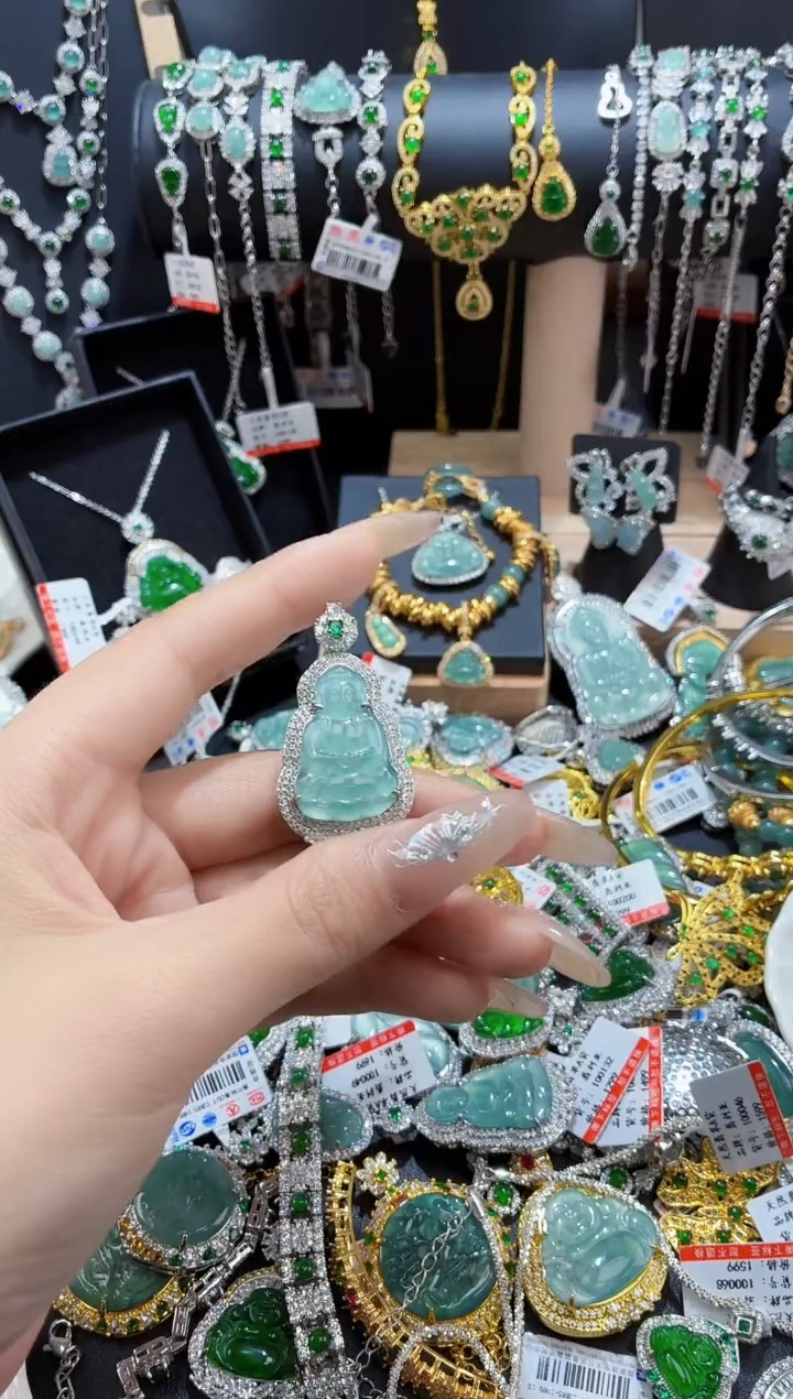 翡翠未镶嵌颈饰天然翡翠a货 多样性发其一