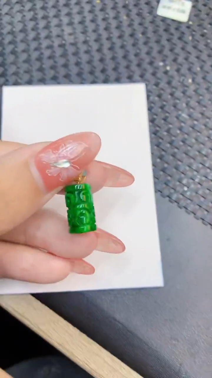 颈饰18K金镶嵌翡翠1