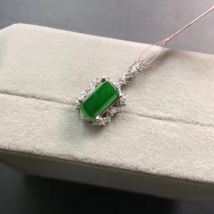 银镶天然翡翠吊坠