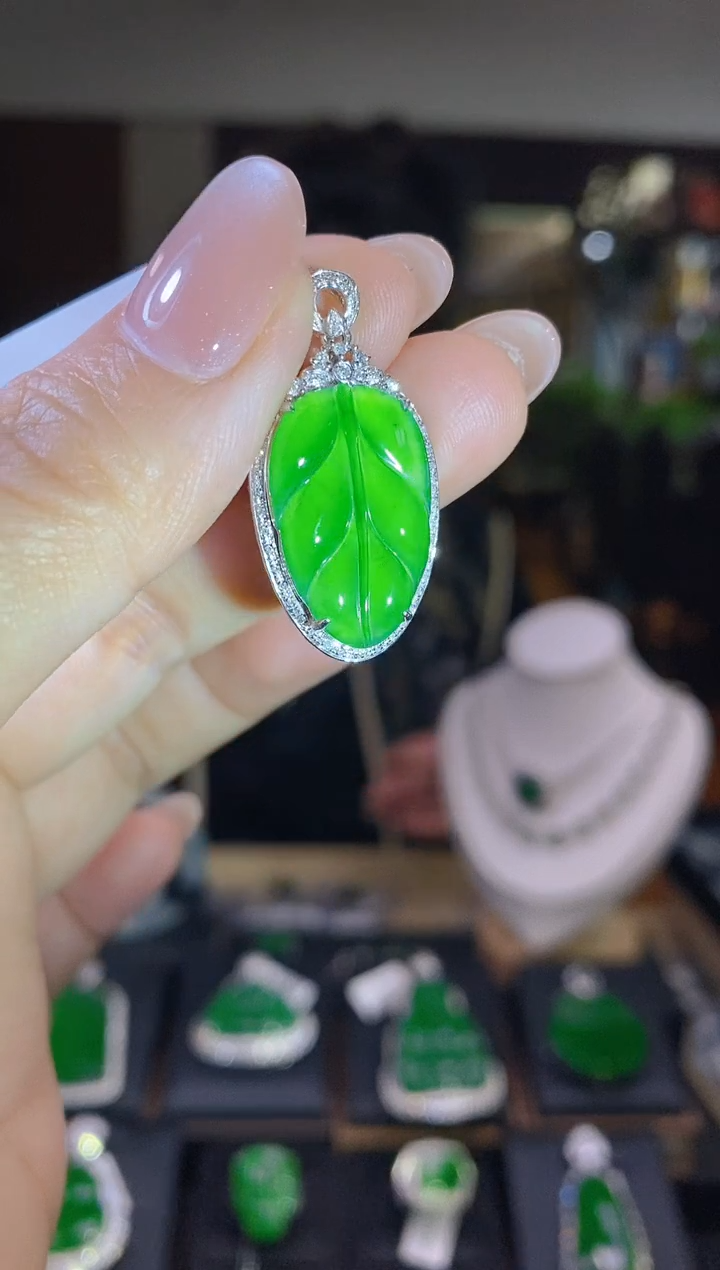 【闪购商品】翡翠吊坠(不含链)18K金镶嵌叶子