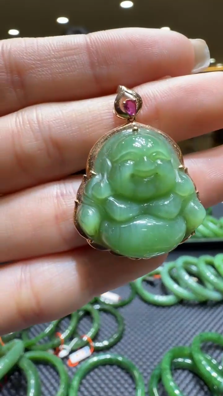 颈饰18K金镶嵌和田玉挂件