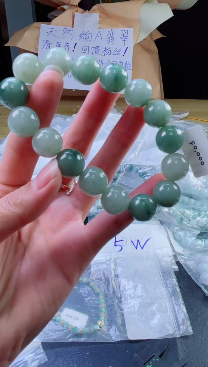 翡翠戒指未镶嵌珠串