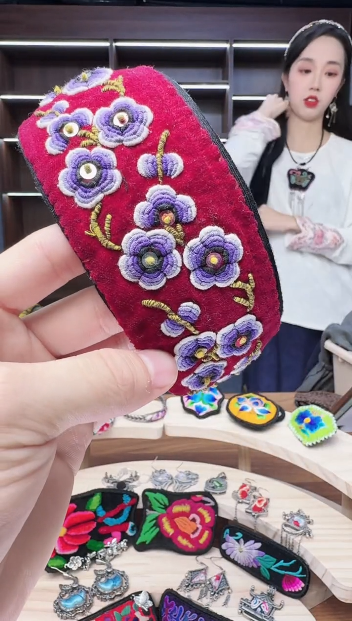 织绣L5蒙阿苏苗绣传承