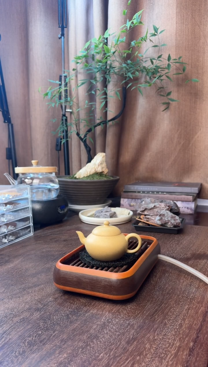 茶壶紫砂幕古梨式-半手精工制作-本山绿泥-容量“150CC