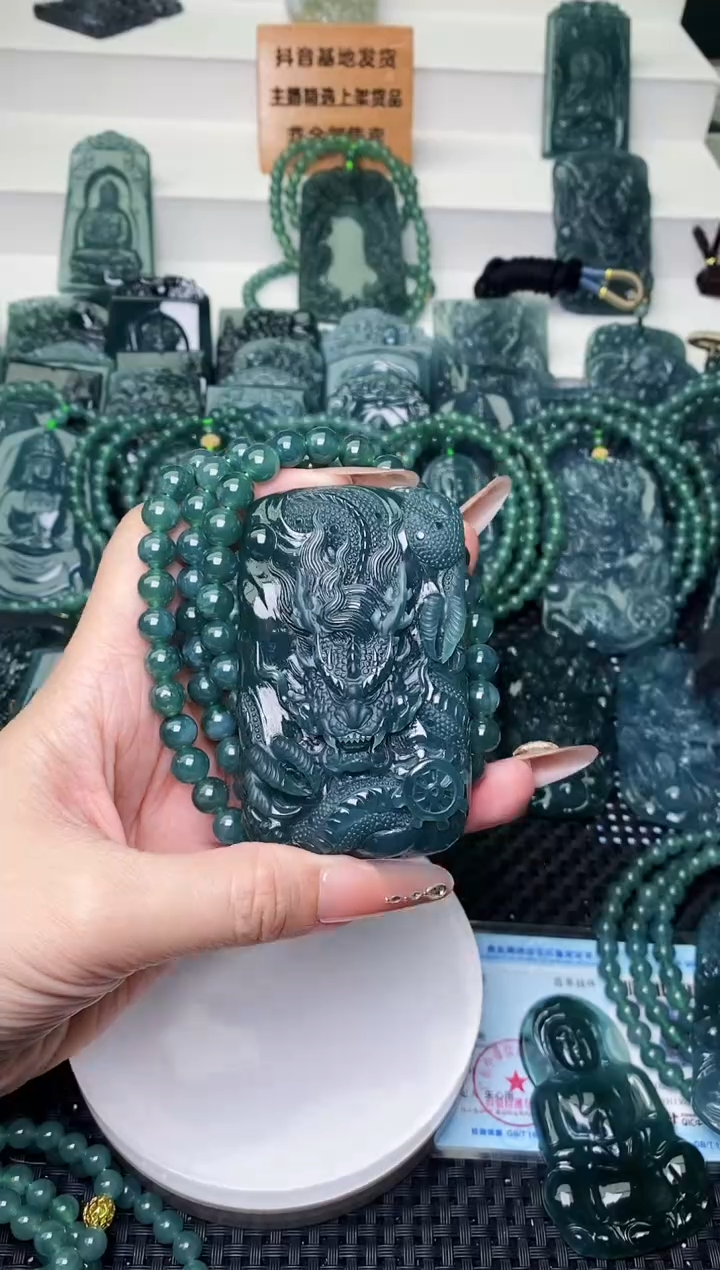 颈饰未镶嵌翡翠 