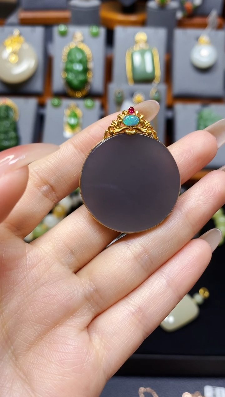 【闪购商品】和田玉冰烟紫圆牌吊坠18K金镶嵌*