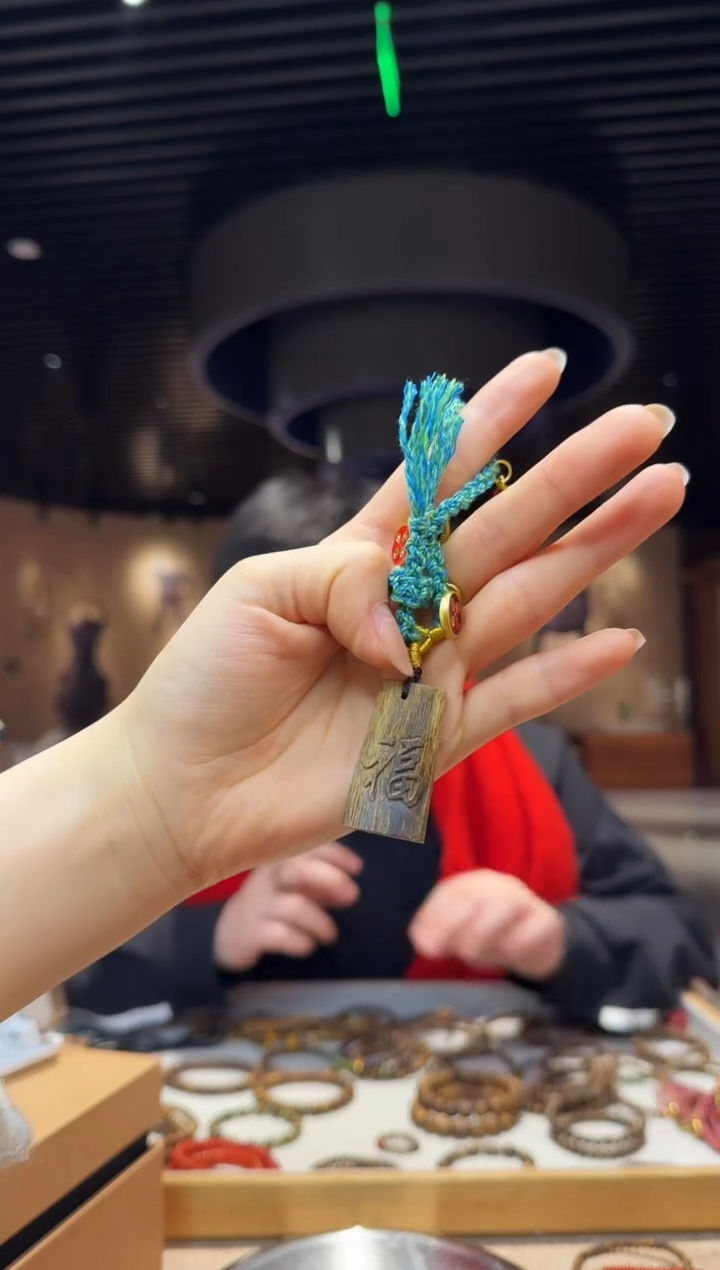 【闪购商品】沉香吊坠南莺歌绿棋雕刻牌