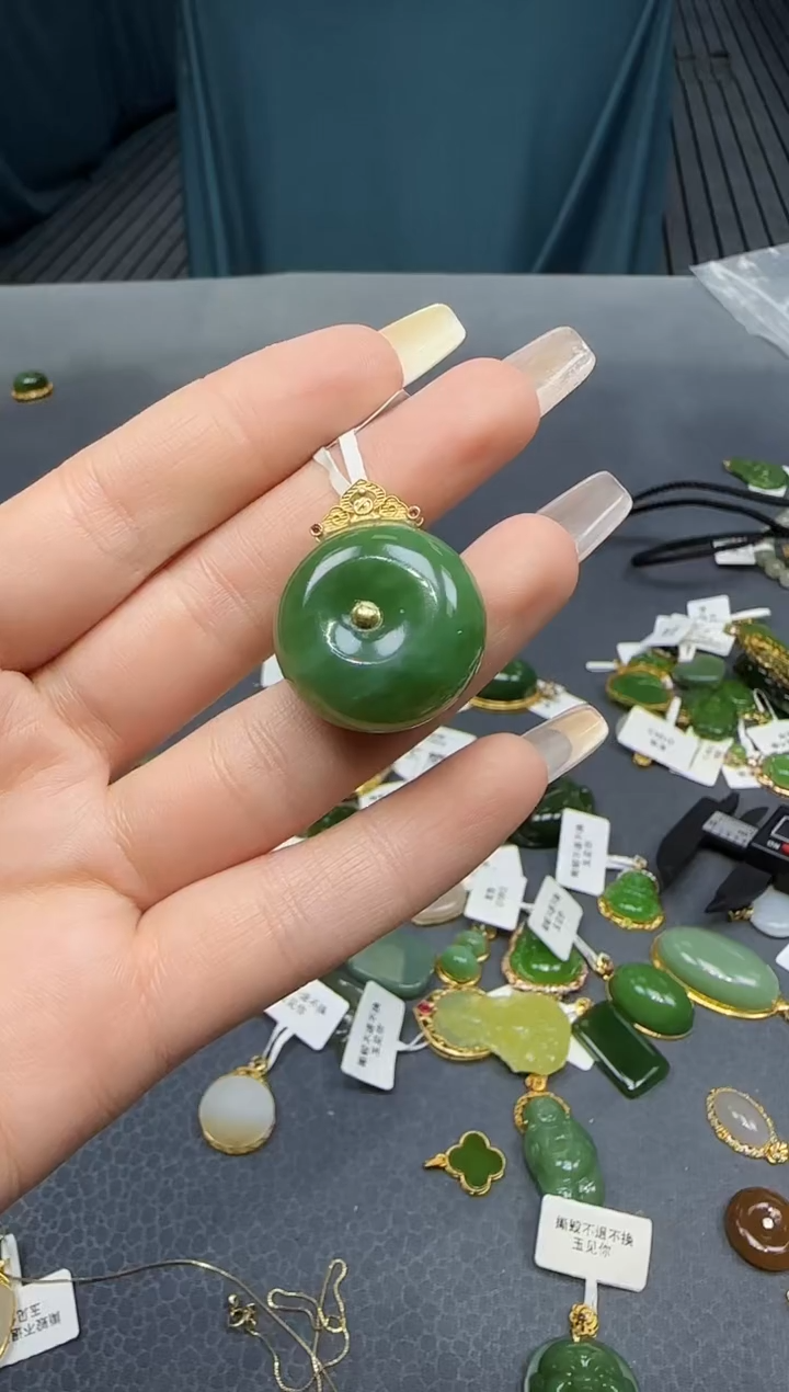 【闪购商品】和田玉挂件18K金镶嵌1