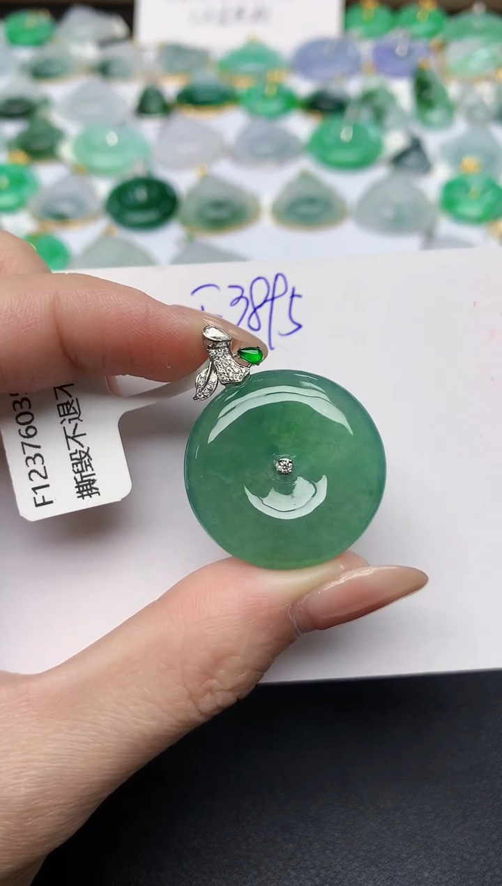 颈饰18K金镶嵌翡翠 天然缅甸A货翡翠百元以上9元证书费自理