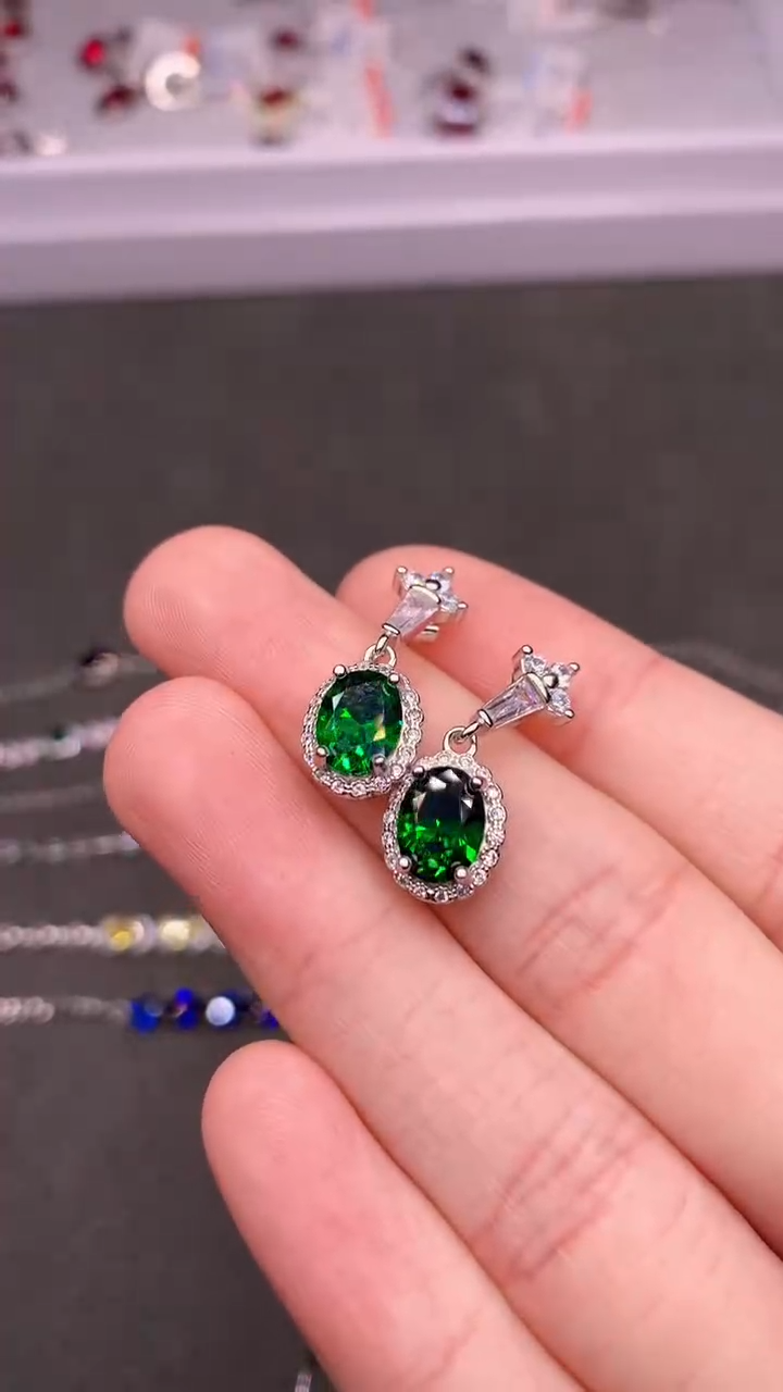 【闪购商品】透辉石耳饰银S925镶嵌.....