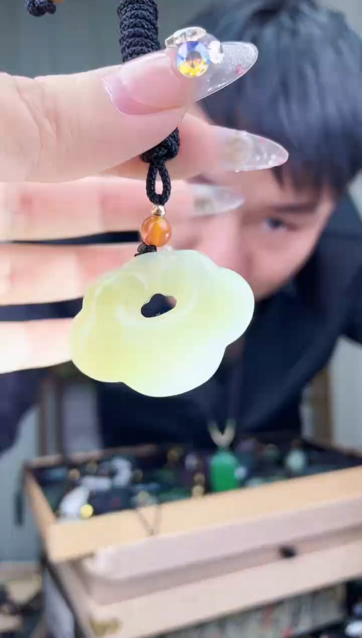 【闪购商品】和田玉挂件未镶嵌拍一发一，多样性发货！