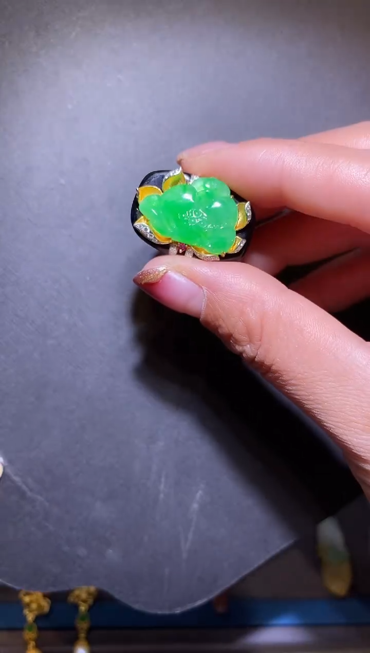 18K金镶嵌戒指翡翠翡翠莲花戒指