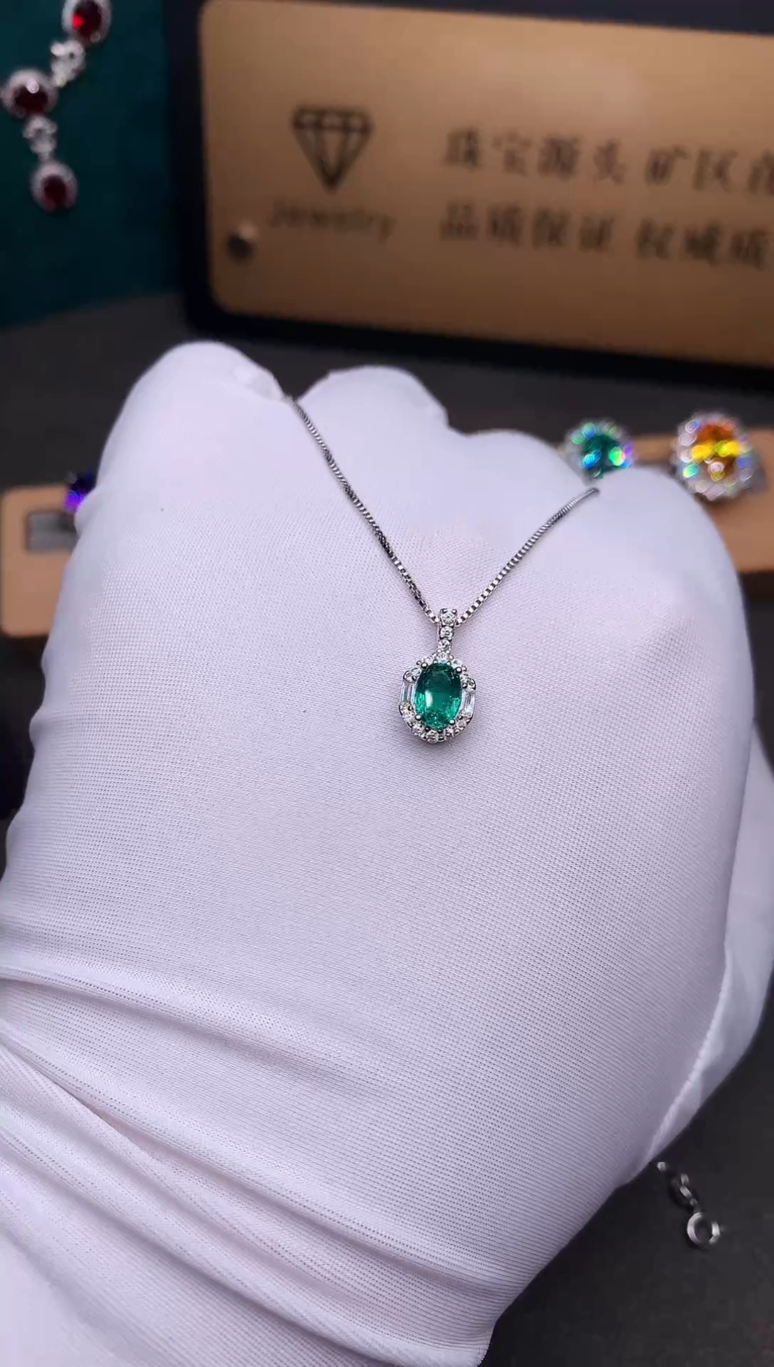 银S925镶嵌戒指祖母绿......