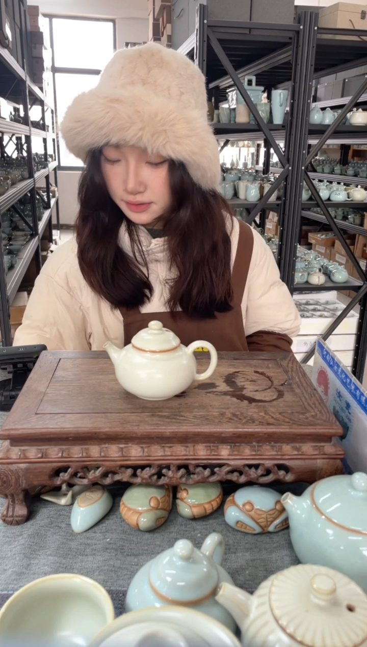 【闪购商品】瓷片微瑕月白小小容天壶。。。