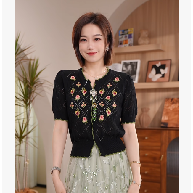 【时髦契约】Molly黑色菱格针织开衫女玫瑰刺绣短袖上衣 M2610882A