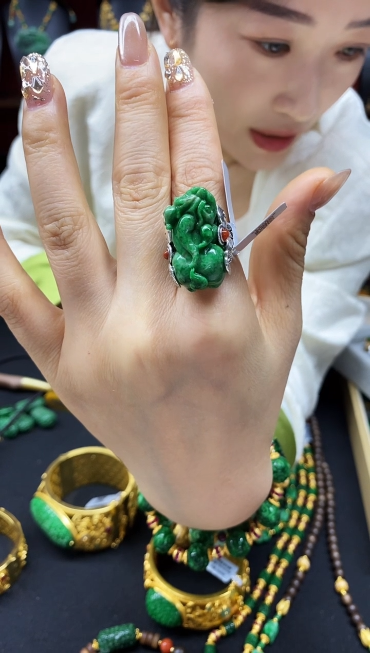 颈饰未镶嵌翡翠戒指