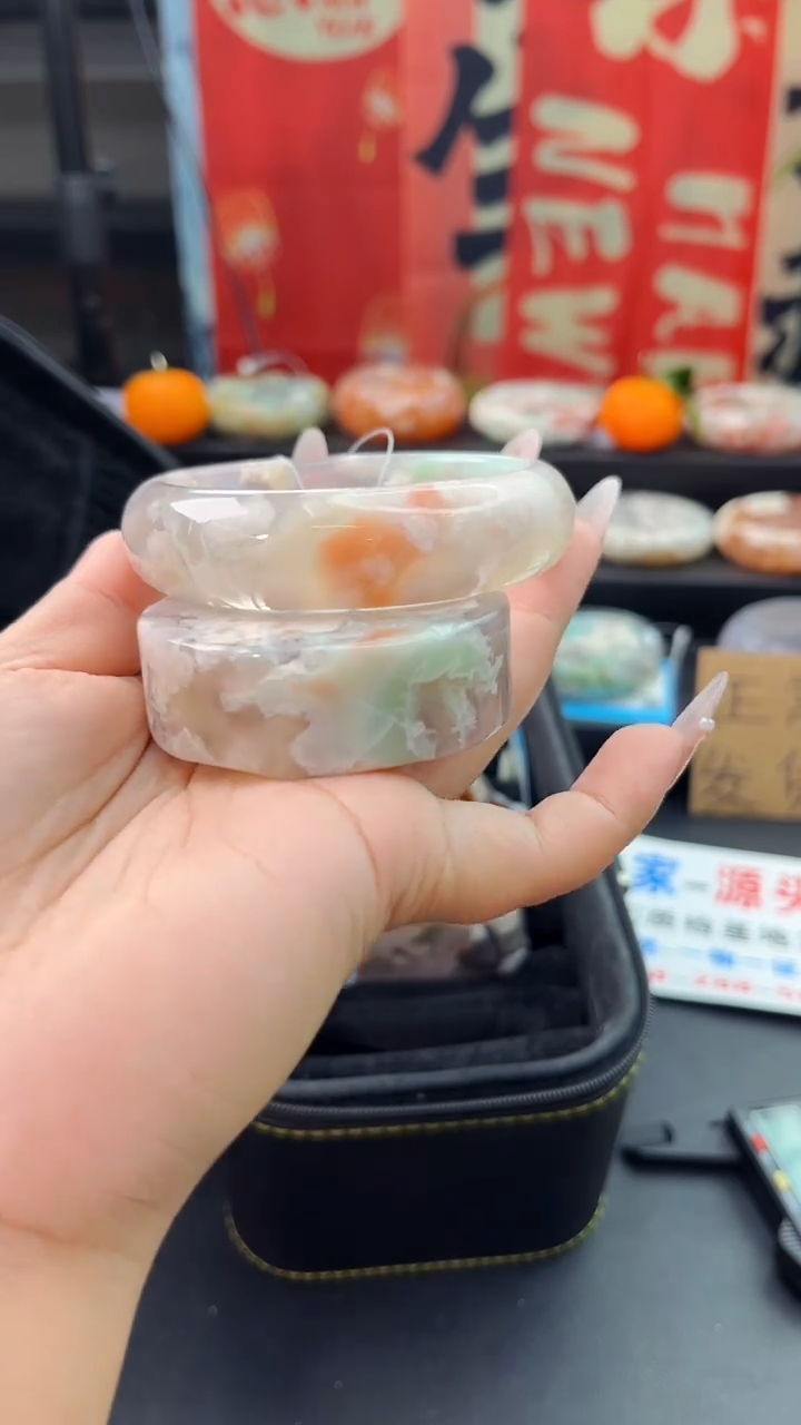 【闪购商品】石英质玉手镯未镶嵌赠送镯心（55圈口