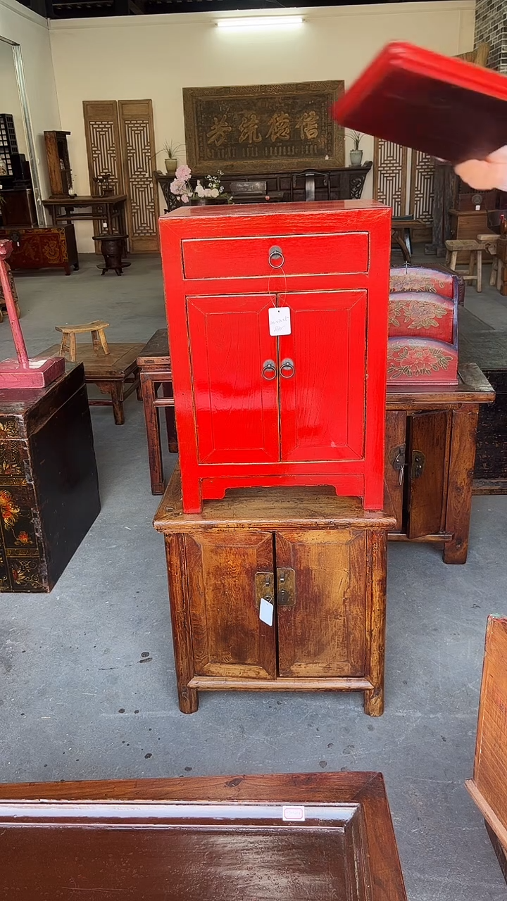 木（非红木类）@*蛋实木材质红色一屉二门小柜