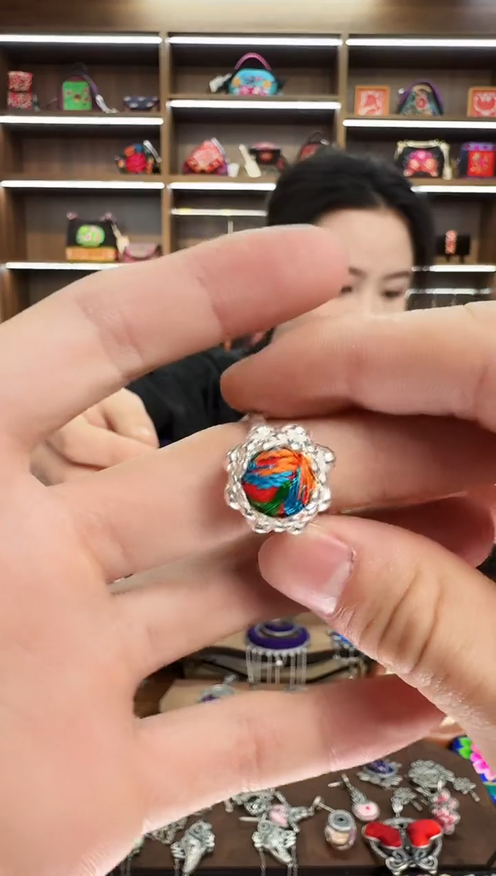 【闪购商品】织绣245蒙阿苏苗绣传承