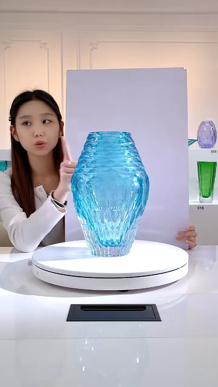 天蓝色手刻大花瓶