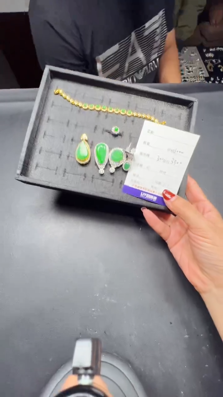 【闪购商品】翡翠吊坠(赠链)未镶嵌0112227947多样性发货