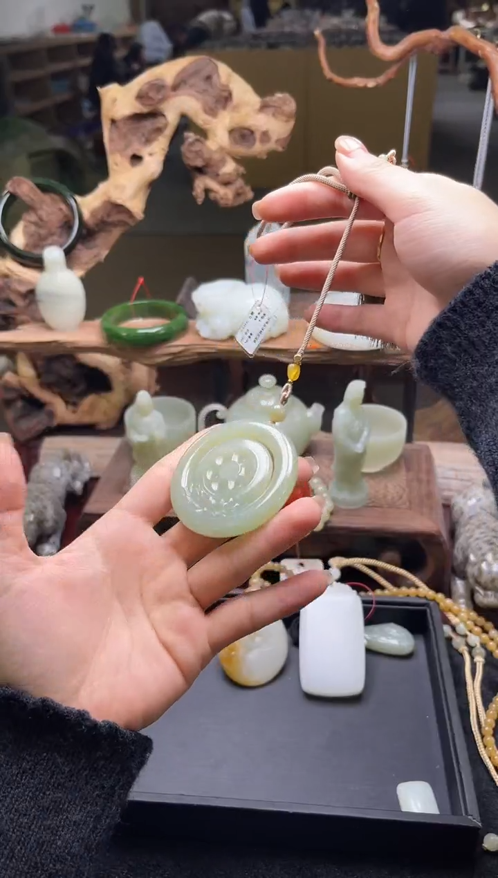 【闪购商品】和田玉车挂未镶嵌且末青白 逍遥佛9002675