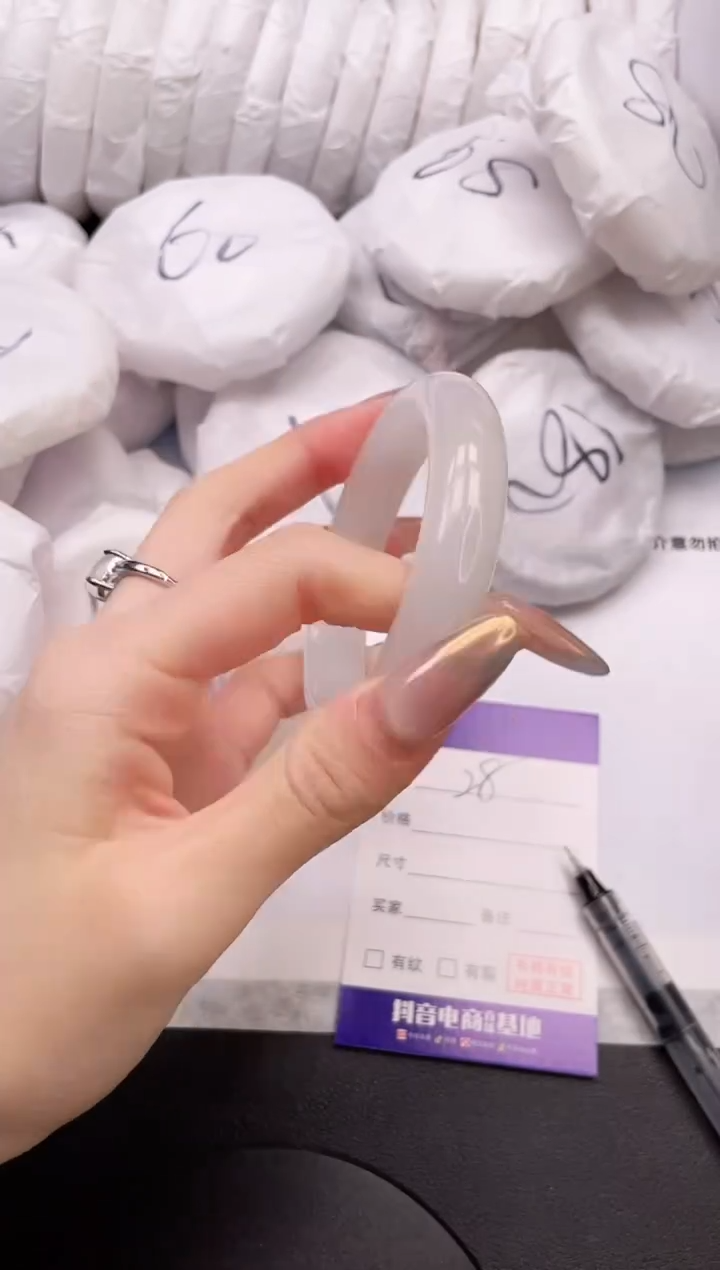 【闪购商品】石英质玉手镯未镶嵌30K28-56