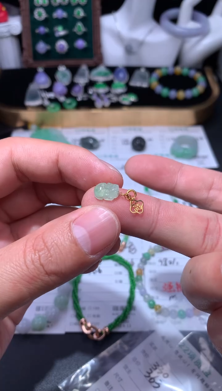 颈饰18K金镶嵌翡翠48小时鉴赏期 退货不扣服务费