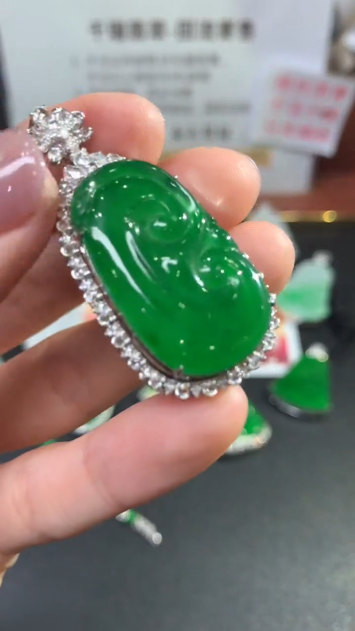 【闪购商品】翡翠吊坠(不含链)18K金镶嵌如意回流不退不换|23800+0