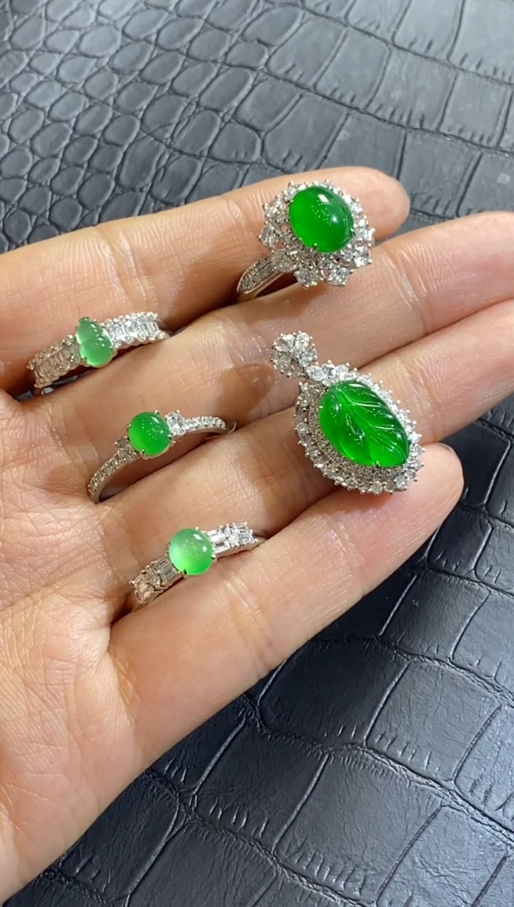 颈饰18K金镶嵌翡翠收到货48小时鉴赏期（超时不退不换）