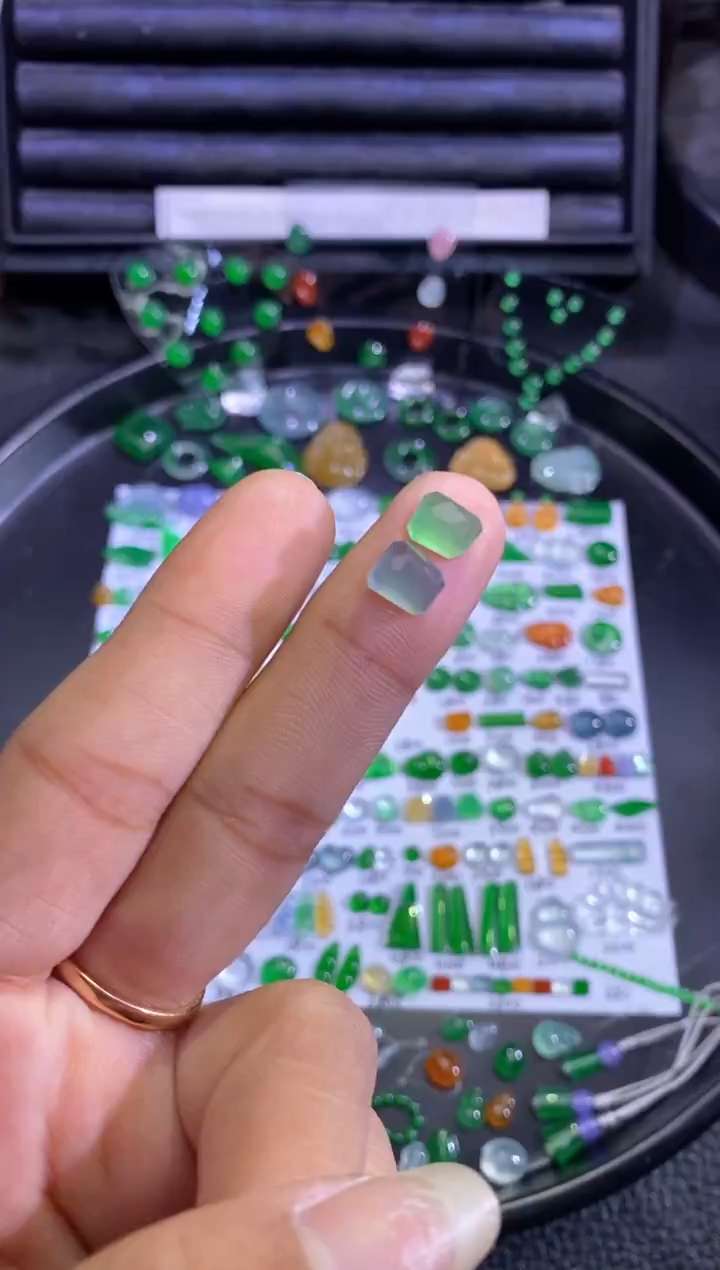 未镶嵌挂件翡翠切割