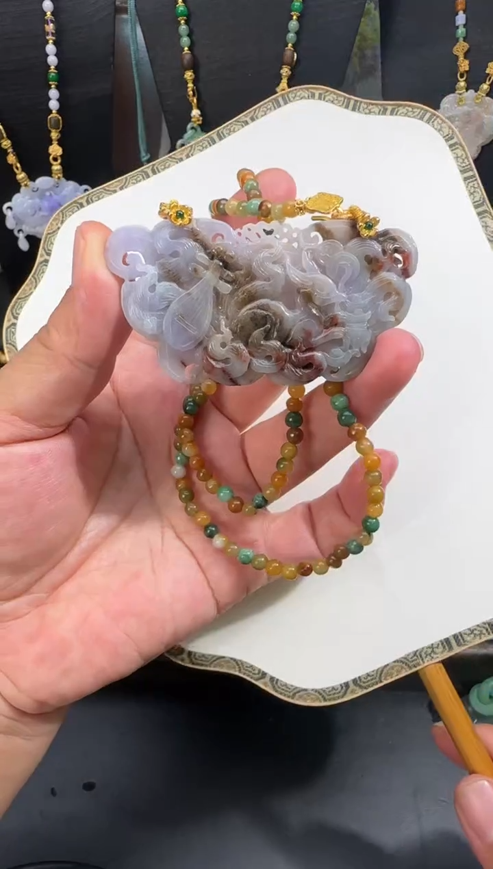 【闪购商品】翡翠未镶嵌颈饰拍照